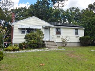 104 Crestfield Dr, Brockton, MA 02302