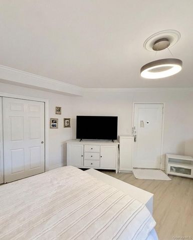 71-11 Yellowstone Boulevard 2G, Forest Hills, NY 11375