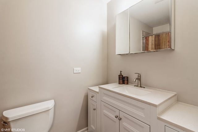 2043 University Drive, Naperville, IL 60565