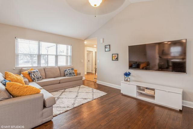 2043 University Drive, Naperville, IL 60565