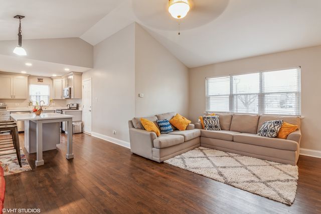 2043 University Drive, Naperville, IL 60565