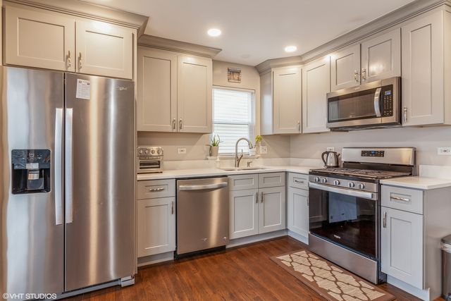 2043 University Drive, Naperville, IL 60565
