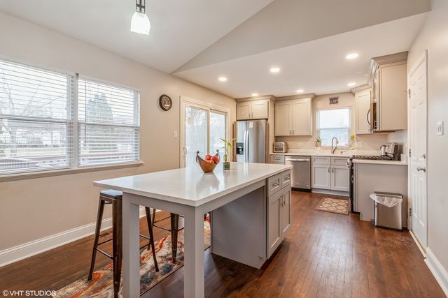 2043 University Drive, Naperville, IL 60565