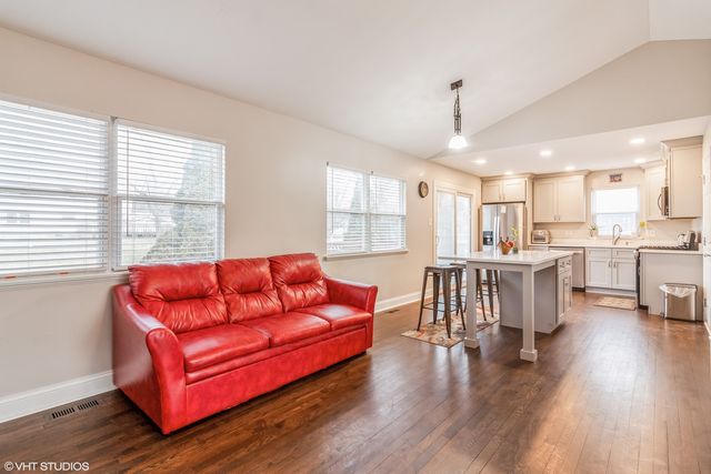 2043 University Drive, Naperville, IL 60565