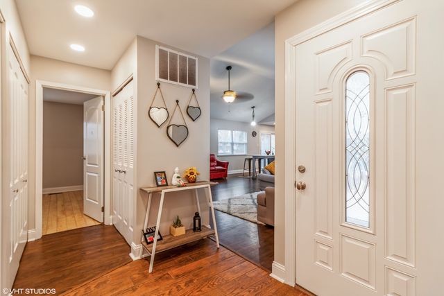 2043 University Drive, Naperville, IL 60565
