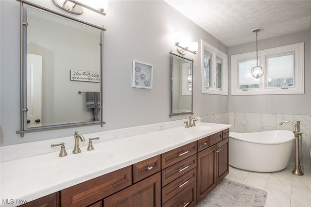 355 Wakefield Run Boulevard, Hinckley, OH 44233