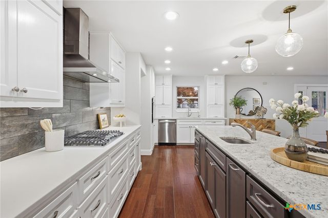 304 Hub Drive, Wimberley, TX 78676