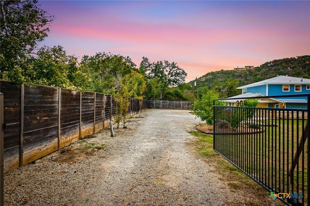 304 Hub Drive, Wimberley, TX 78676
