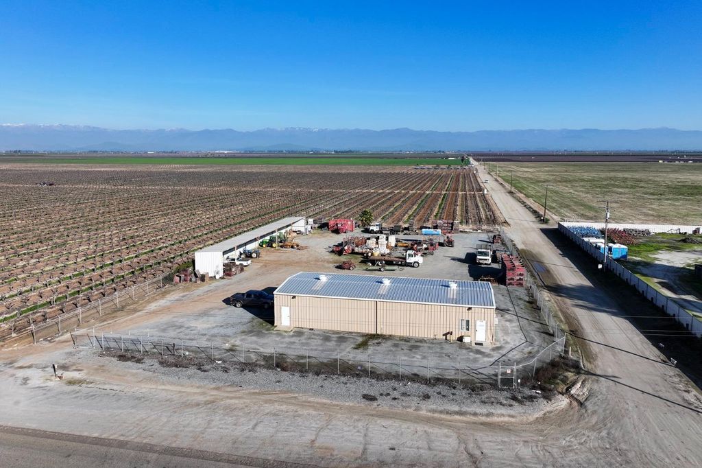 Image 10 of property listing at 8000 Road 208, Terra Bella, CA 93270