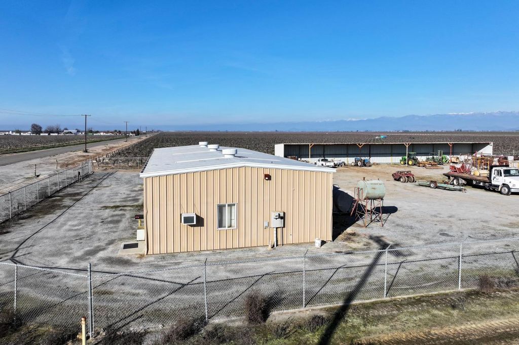 Image 11 of property listing at 8000 Road 208, Terra Bella, CA 93270