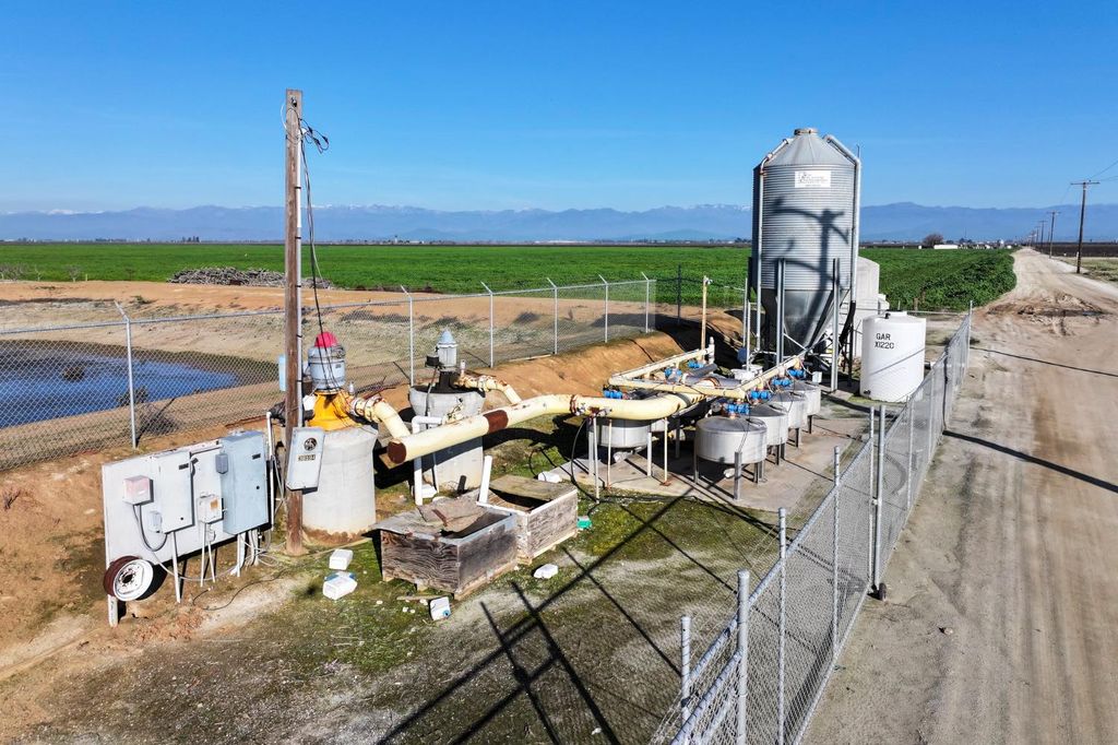 Image 9 of property listing at 8000 Road 208, Terra Bella, CA 93270