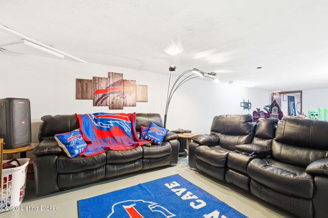 4343 Charlotte Ann Dr, Louisville, KY 40216