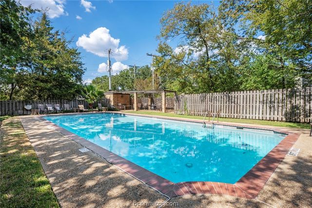 29 Forest Dr, College Station, TX 77845