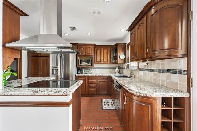 29 Forest Dr, College Station, TX 77845