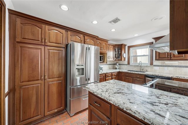 29 Forest Dr, College Station, TX 77845