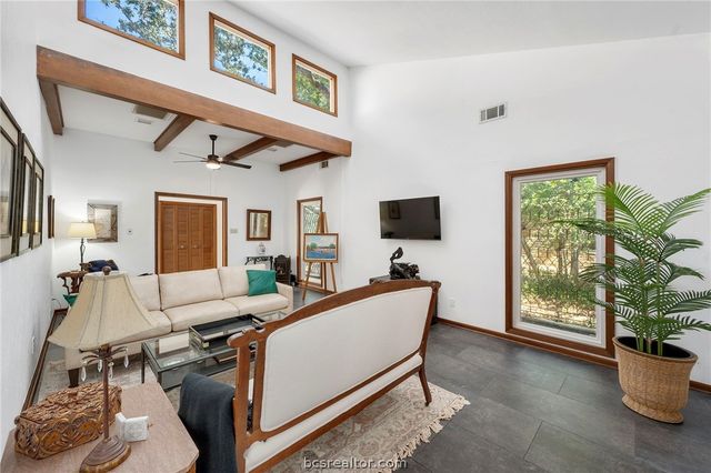 29 Forest Dr, College Station, TX 77845