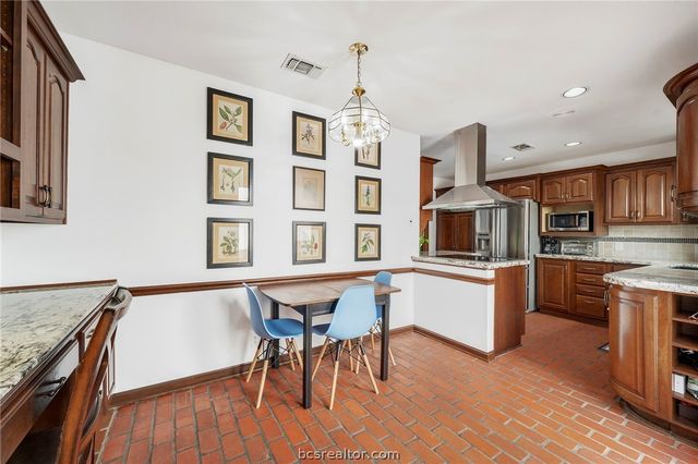 29 Forest Dr, College Station, TX 77845