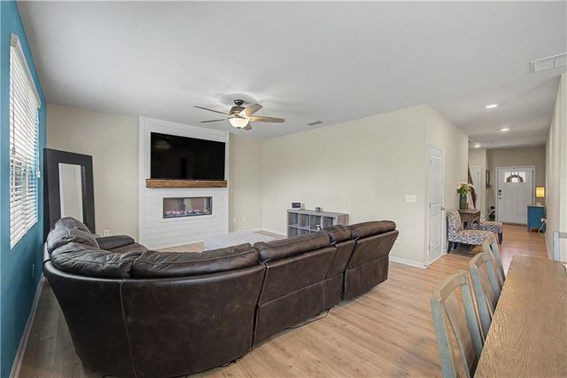 215 Summit Pointe Drive, Dallas, GA 30132