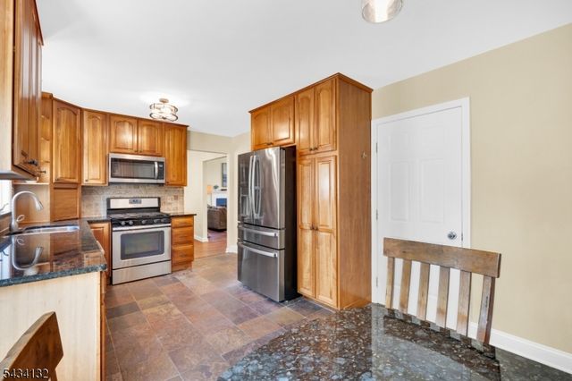 7 Mitchell Ln, Clinton Town, NJ 08809