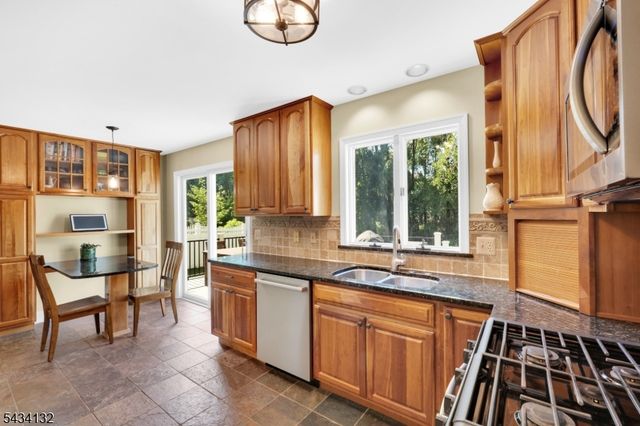 7 Mitchell Ln, Clinton Town, NJ 08809