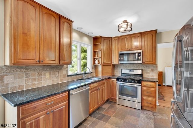 7 Mitchell Ln, Clinton Town, NJ 08809
