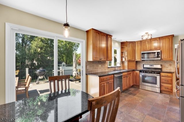 7 Mitchell Ln, Clinton Town, NJ 08809