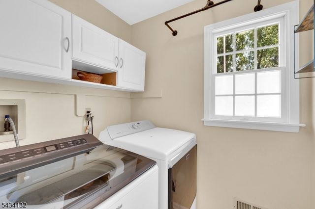 7 Mitchell Ln, Clinton Town, NJ 08809