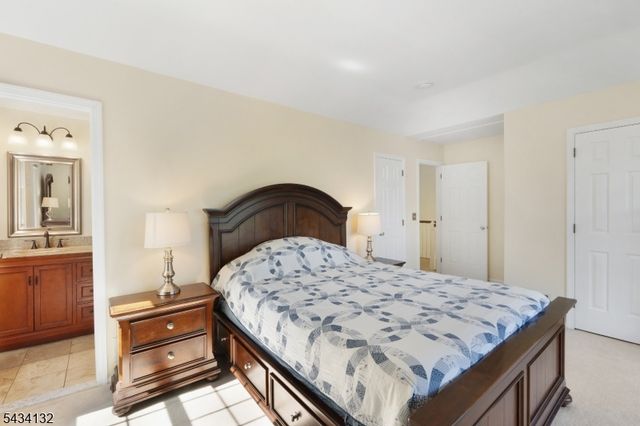 7 Mitchell Ln, Clinton Town, NJ 08809