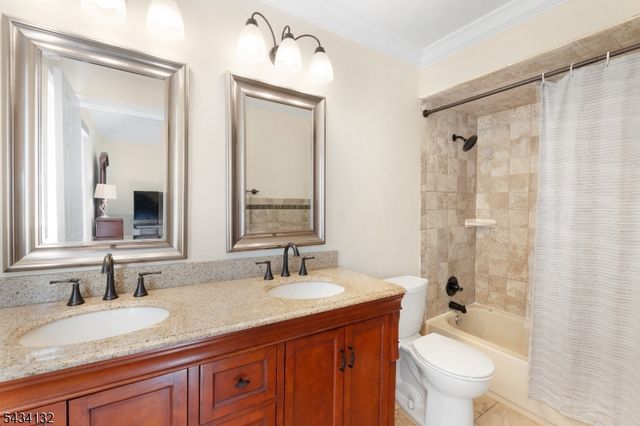 7 Mitchell Ln, Clinton Town, NJ 08809
