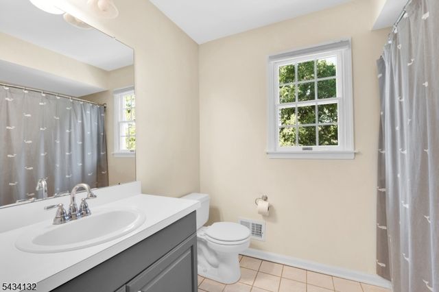 7 Mitchell Ln, Clinton Town, NJ 08809