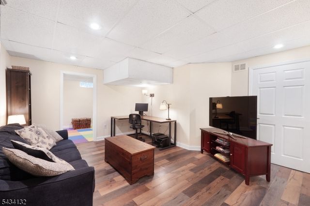 7 Mitchell Ln, Clinton Town, NJ 08809