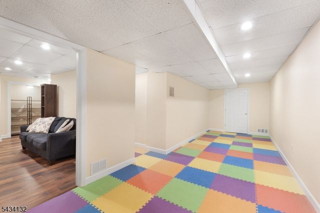 7 Mitchell Ln, Clinton Town, NJ 08809