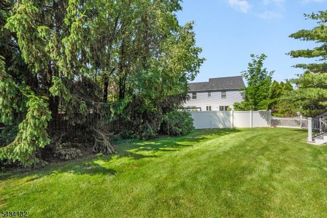 7 Mitchell Ln, Clinton Town, NJ 08809