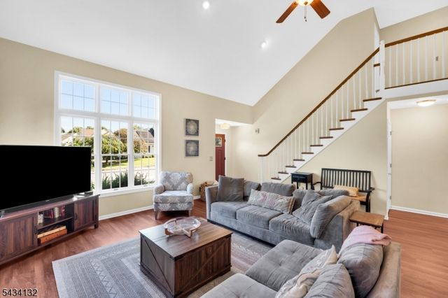 7 Mitchell Ln, Clinton Town, NJ 08809