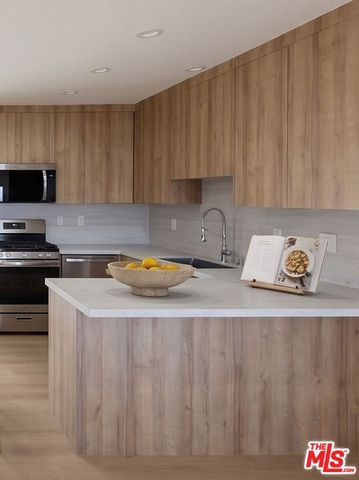 1146 Hacienda Place 7, West Hollywood, CA 90069