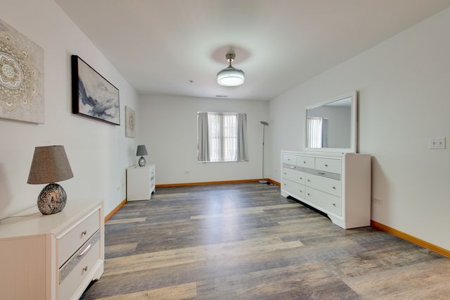 100 N Bokelman Street 329, Roselle, IL 60172