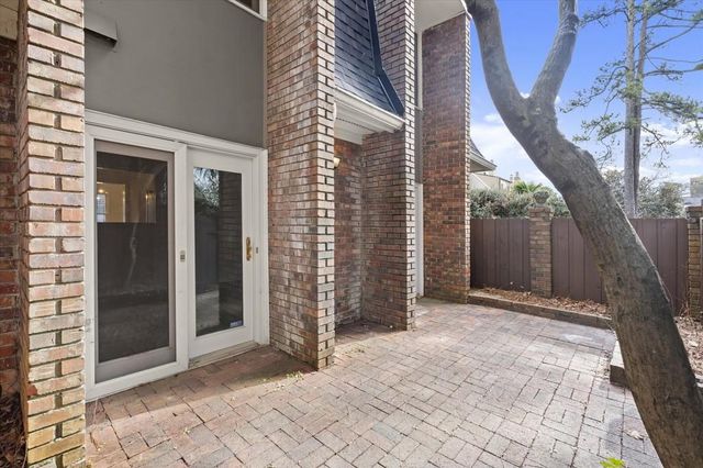 27 Old Ivy NE Square, Atlanta, GA 30342