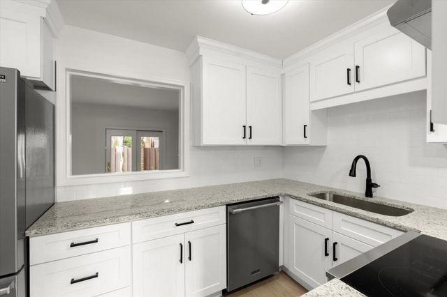 27 Old Ivy NE Square, Atlanta, GA 30342