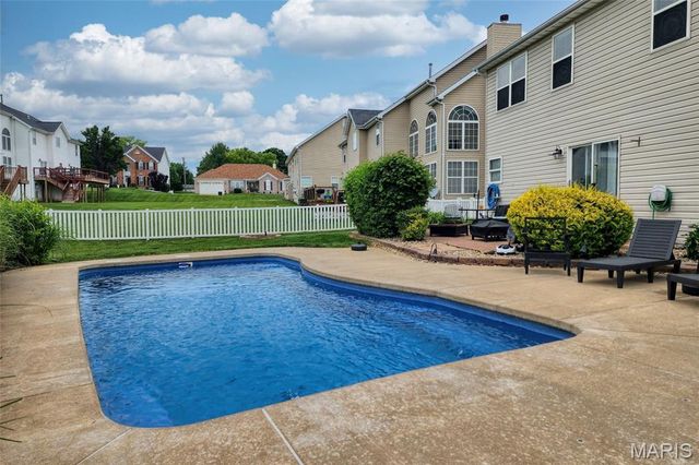 1222 Hermans Lake Drive, Hazelwood, MO 63034