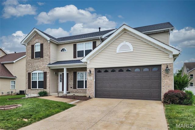1222 Hermans Lake Drive, Hazelwood, MO 63034