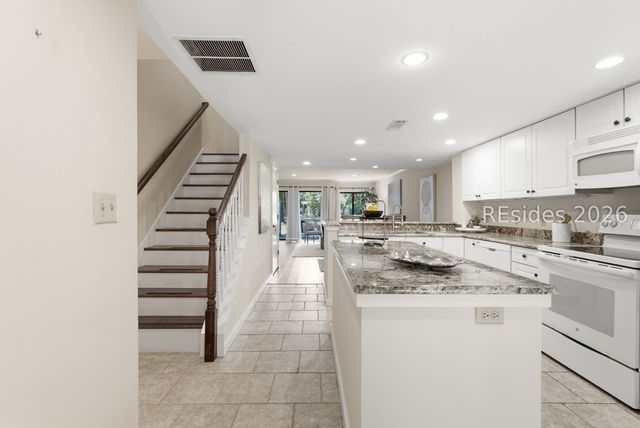 113 Shipyard Dr Apt 200, Hilton Head Island, SC 29928