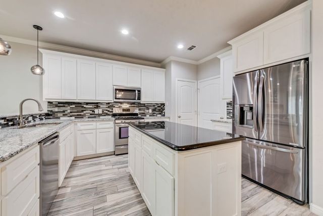 5420 Meandering Road, River Oaks, TX 76114