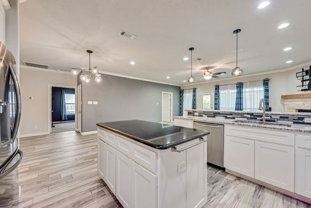 5420 Meandering Road, River Oaks, TX 76114