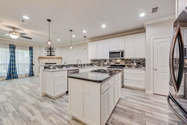 5420 Meandering Road, River Oaks, TX 76114