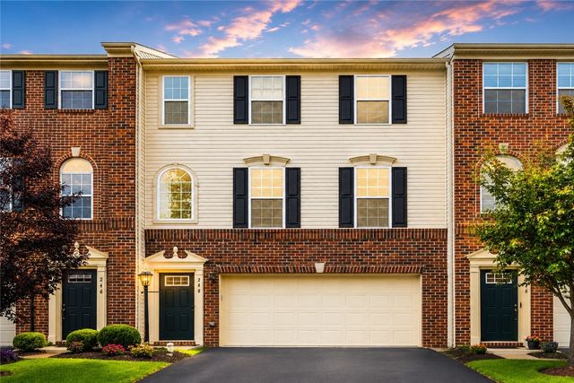 248 Broadstone Dr, Adams Twp, PA 16046