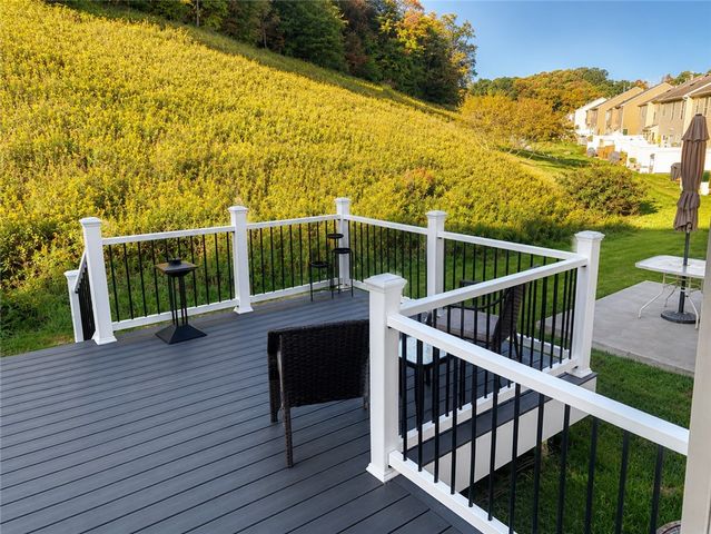 248 Broadstone Dr, Adams Twp, PA 16046