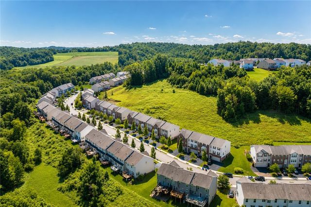 248 Broadstone Dr, Adams Twp, PA 16046