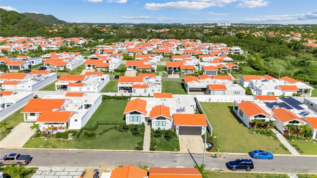 Image 5 of property listing at 765 CAMINO DE LOS ANTURIOS, Dorado, PR 00646