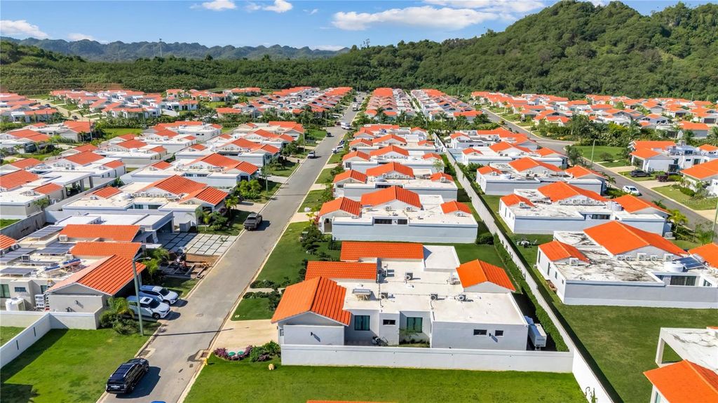 Image 6 of property listing at 765 CAMINO DE LOS ANTURIOS, Dorado, PR 00646