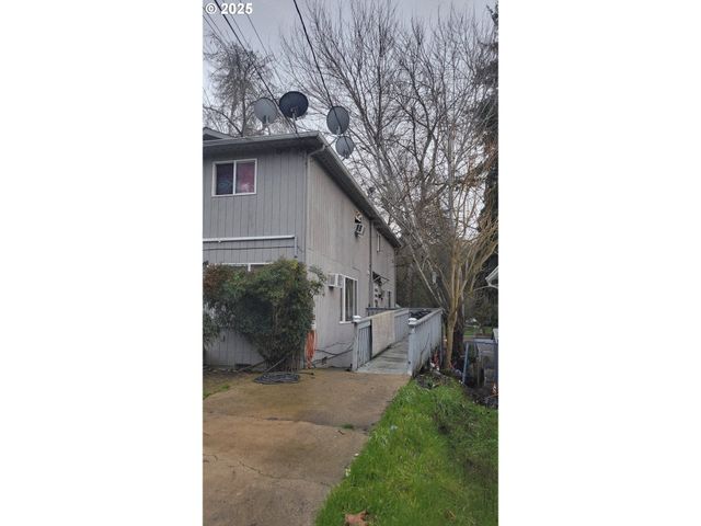 318 Ne HOWLAND St, Myrtle Creek, OR 97457